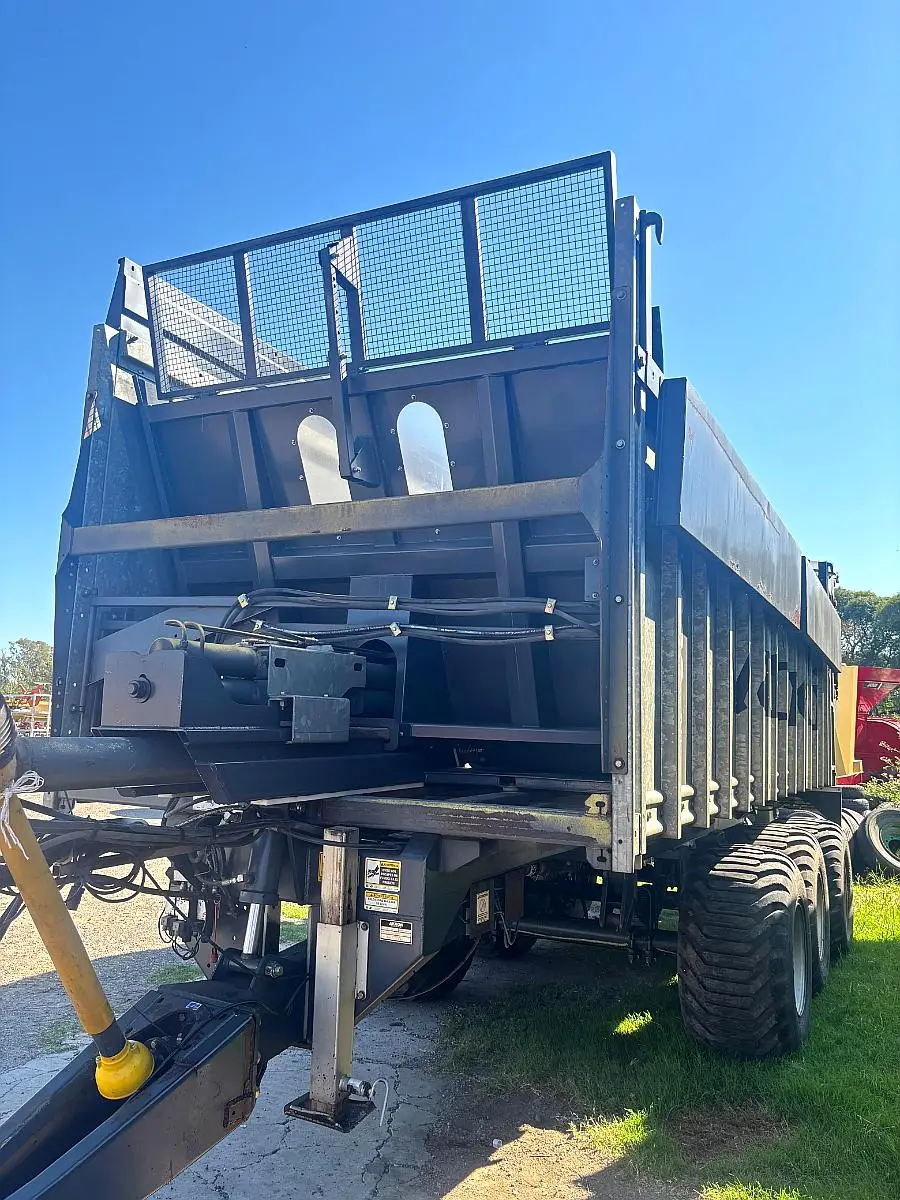 Carro Compactador y Esparcidor Usado akron Mod CC38100